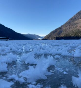 Es haben sich wunderschöne Eiskristalle am Weissensee gebildet
